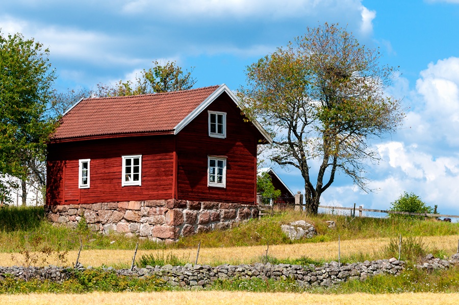 Traditionellt hus på landsbygden i Sverige.